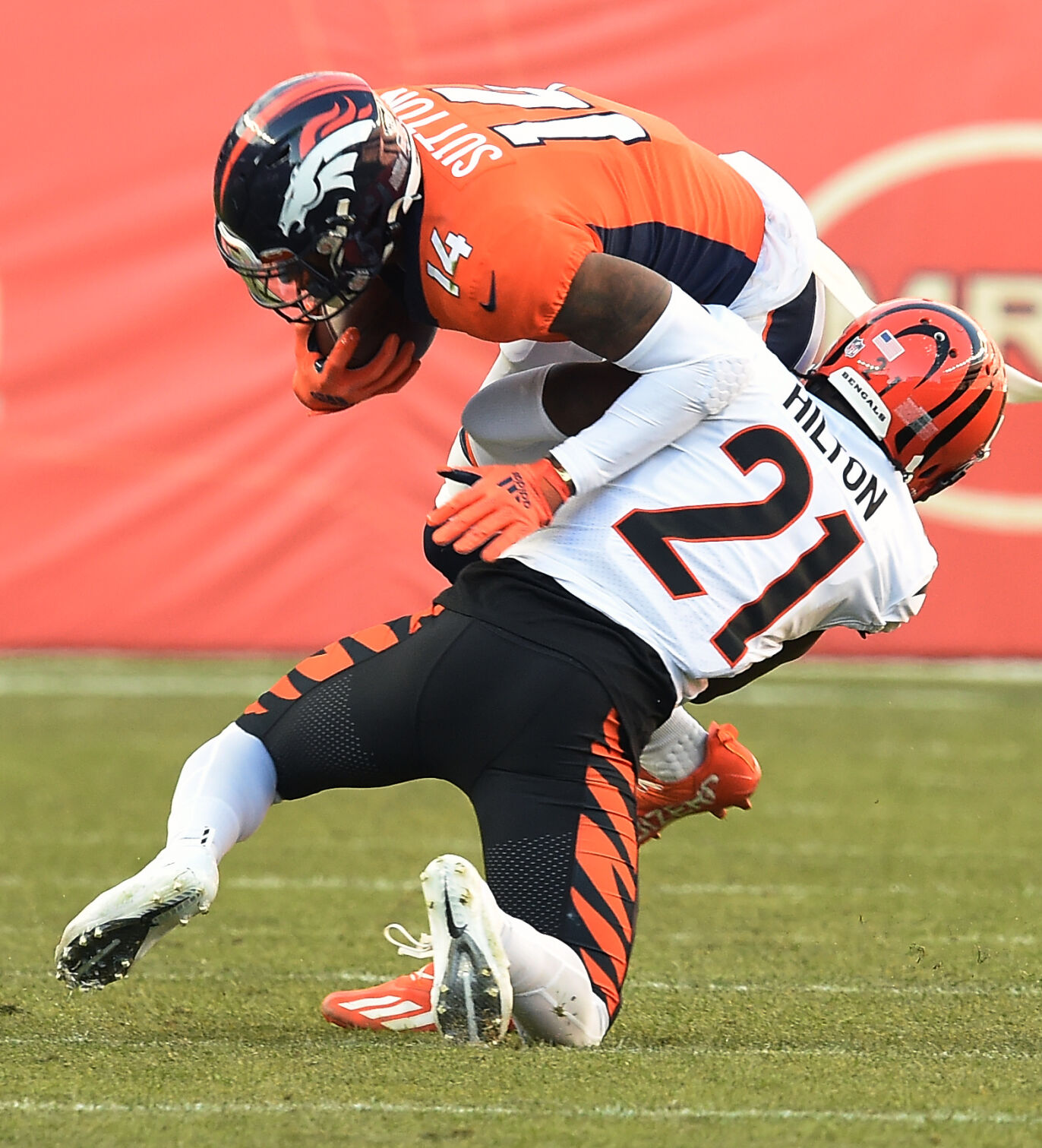 121921-s-dg-bengalsbroncos511 .jpg